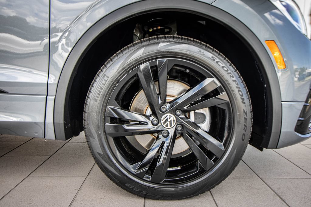 Certified 2024 Volkswagen Tiguan SE R-Line FWD image 5