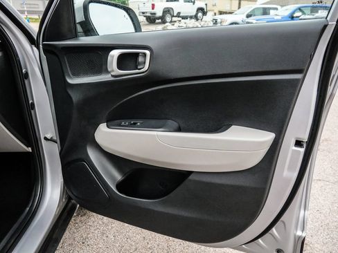 Used 2025 Hyundai Venue SEL FWD image 16