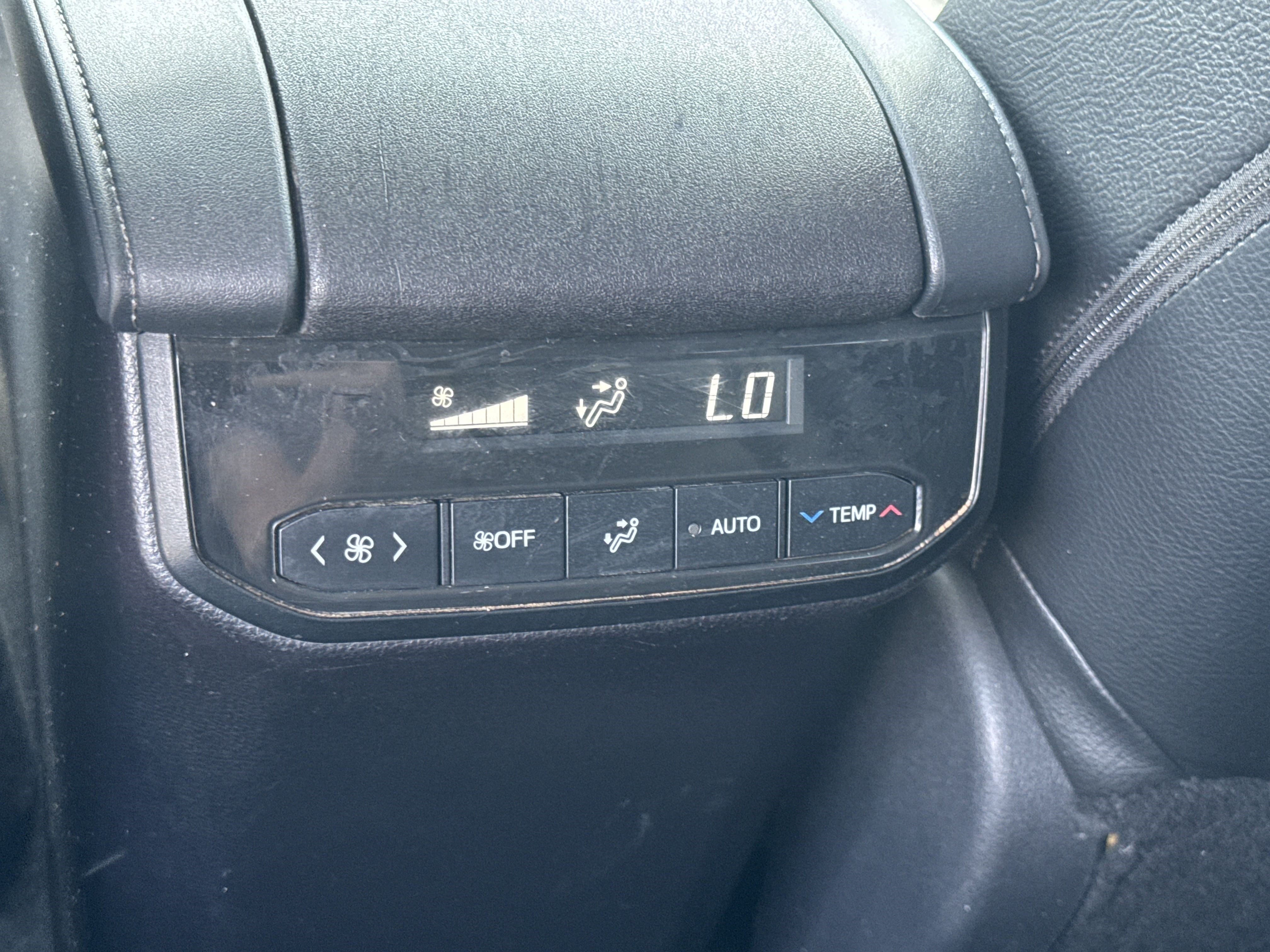 Used 2020 Toyota Highlander LE FWD image 24