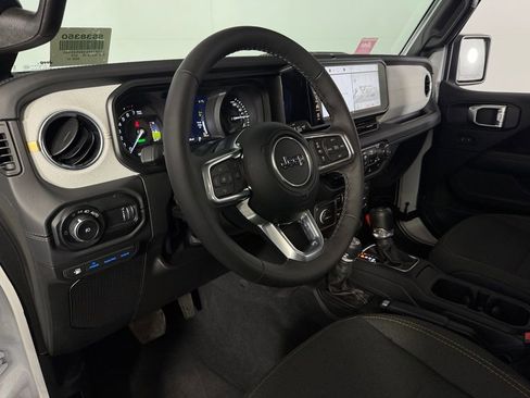 Used 2025 Jeep Wrangler Unlimited Sahara AWD/4WD image 21