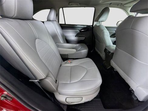 Certified 2023 Toyota Highlander XLE image 28