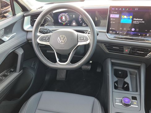 Used 2025 Volkswagen Tiguan SE FWD image 12