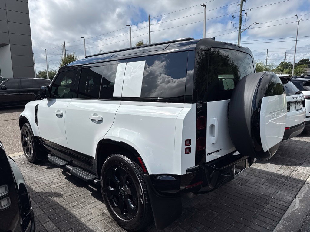 Used 2025 Land Rover Defender 110 X-Dynamic SE AWD/4WD image 4