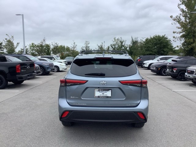 Used 2021 Toyota Highlander XLE AWD/4WD image 4