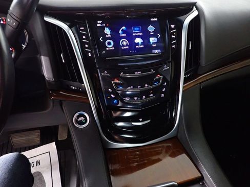 Used 2019 Cadillac Escalade 4WD image 32