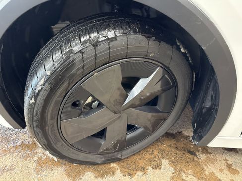 Used 2025 Toyota Prius SE image 4