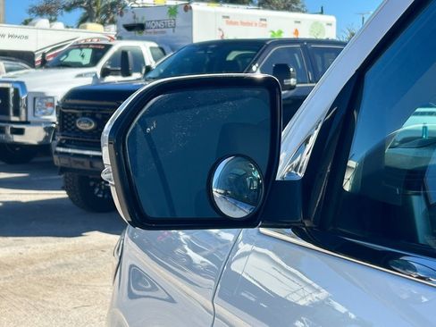 Used 2022 Ford Expedition XLT image 18