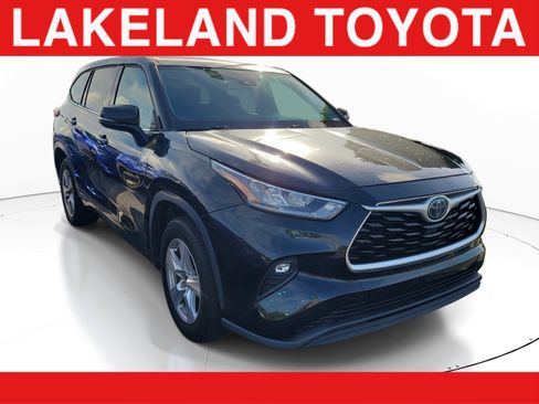 Used 2020 Toyota Highlander LE FWD image 1