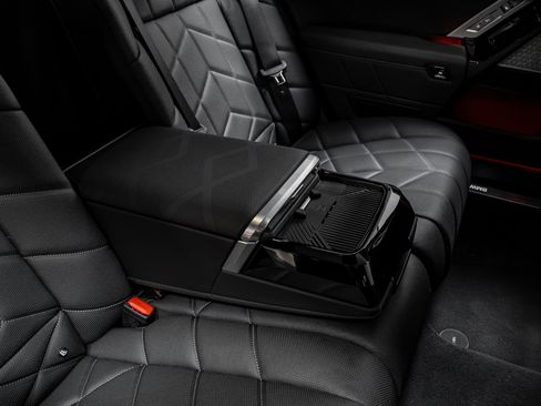 Used 2023 BMW i7 xDrive60 image 24