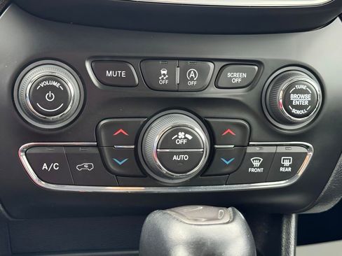 Certified 2022 Jeep Cherokee Limited image 17