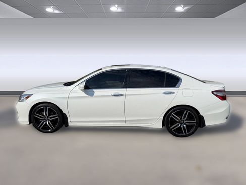 Used 2017 Honda Accord Touring image 2