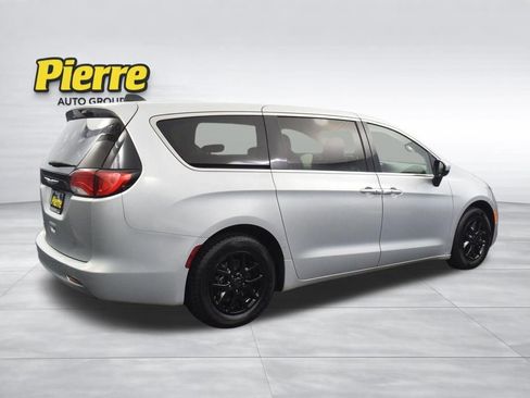 Used 2022 Chrysler Voyager LX FWD image 4