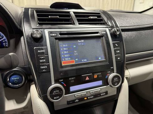 Used 2014 Toyota Camry LE FWD image 12