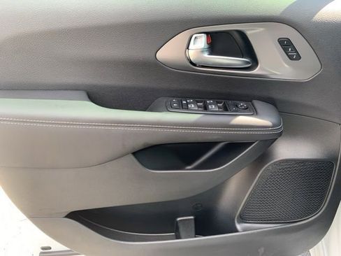 New 2026 Chrysler Pacifica Select image 9