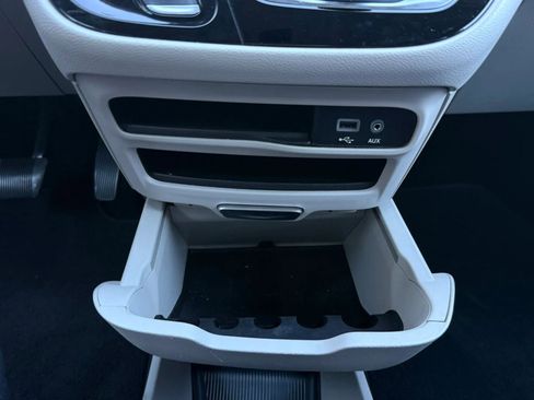 Used 2019 Chrysler Pacifica Touring-L image 51