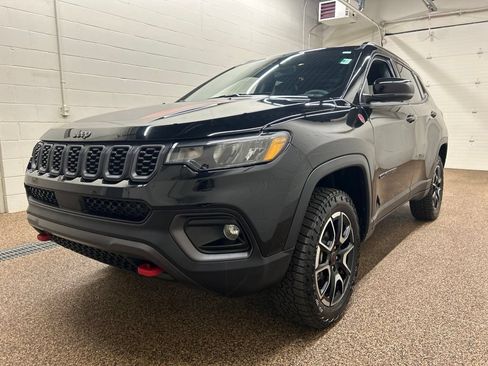 Used 2025 Jeep Compass Trailhawk AWD/4WD image 5