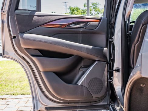 Used 2018 Cadillac Escalade Luxury AWD/4WD image 35