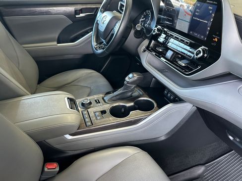 Used 2021 Toyota Highlander Platinum image 16