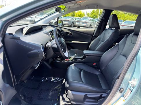 Used 2017 Toyota Prius Three Touring w/ Carpet Mat Package FWD image 12