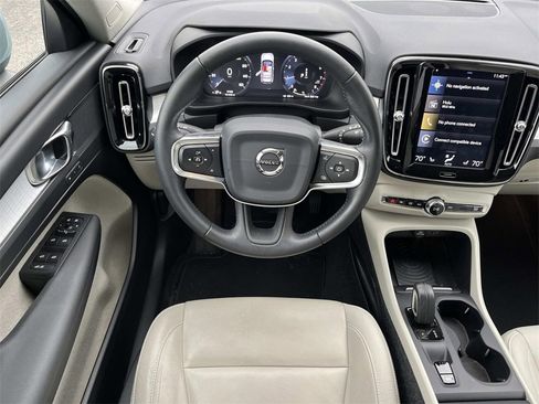 Used 2019 Volvo XC40 T4 Momentum image 14