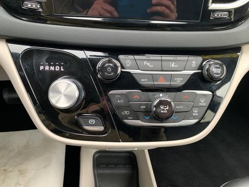 Used 2024 Chrysler Pacifica Touring-L FWD image 27