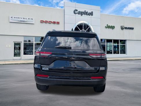 Used 2023 Jeep Grand Cherokee Altitude AWD/4WD image 4
