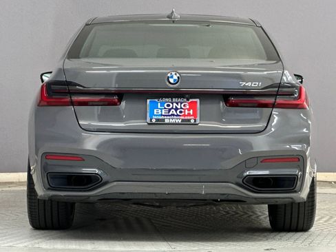 Used 2022 BMW 740i w/ M Sport Package RWD image 9