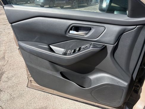 Used 2025 Nissan Rogue SV image 18