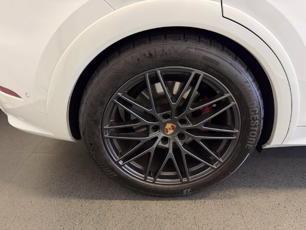 Used 2025 Porsche Cayenne GTS AWD/4WD image 12