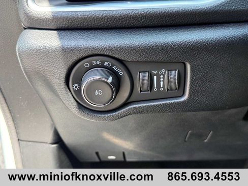 Used 2025 Chrysler Pacifica Limited FWD image 32