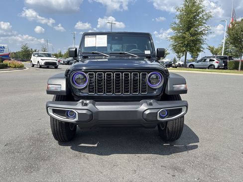 Used 2025 Jeep Gladiator Sport AWD/4WD image 3