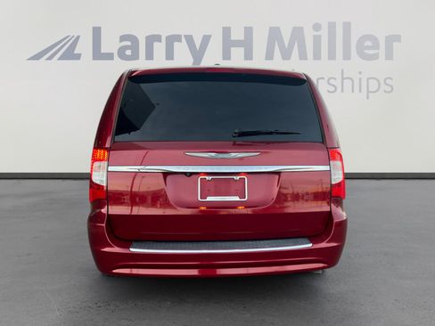 Used 2013 Chrysler Town & Country Touring image 4