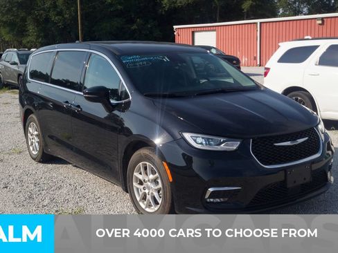 Used 2024 Chrysler Pacifica Touring-L FWD image 2