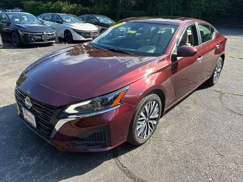 Certified 2024 Nissan Altima 2.5 SV w/ SV Premium Package AWD/4WD image 3