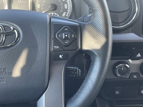 Used 2017 Toyota Tacoma TRD Sport w/ Tow Package (A/T) image 19