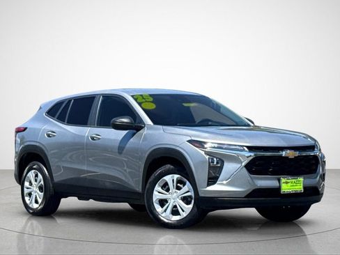 Used 2025 Chevrolet Trax LS FWD image 2