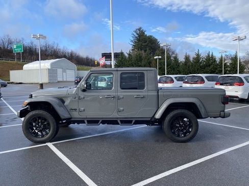 Used 2022 Jeep Gladiator Overland image 2