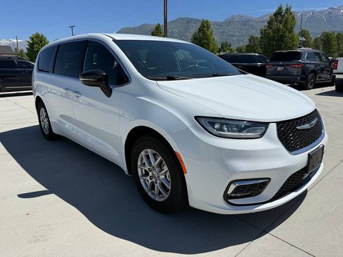 Used 2024 Chrysler Pacifica Touring FWD image 9