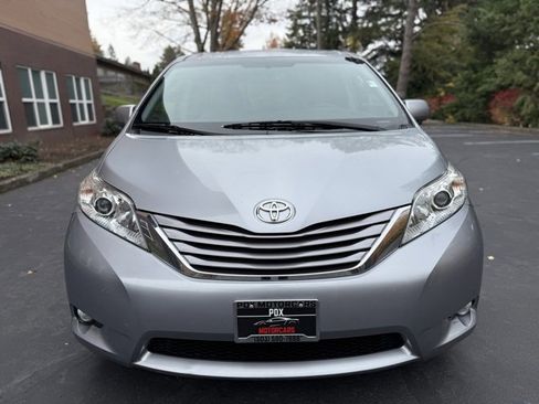 Used 2016 Toyota Sienna Limited image 2