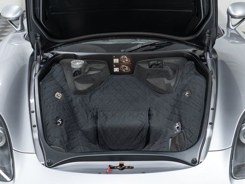 Used 2005 Porsche Carrera GT RWD image 12