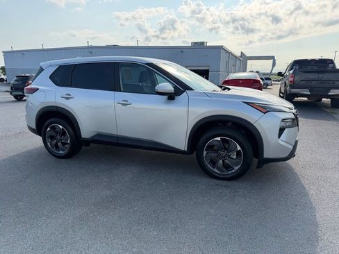 Used 2025 Nissan Rogue SV FWD image 2