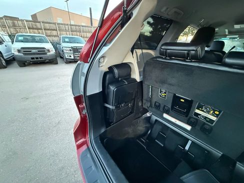 Used 2015 Toyota Sienna SE Premium image 27