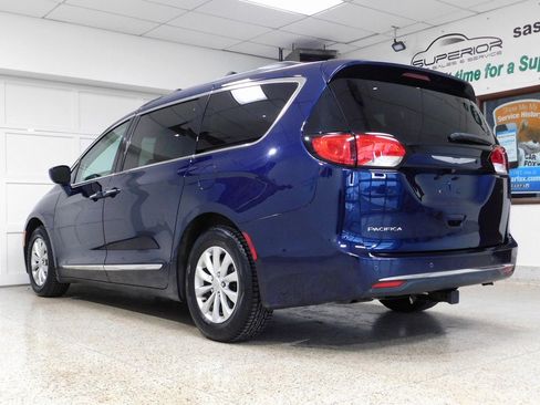 Used 2017 Chrysler Pacifica Touring-L image 9