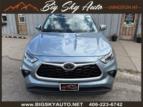 Used 2023 Toyota Highlander LE AWD/4WD image 2