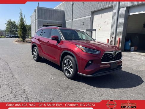 Used 2021 Toyota Highlander XLE AWD/4WD image 1
