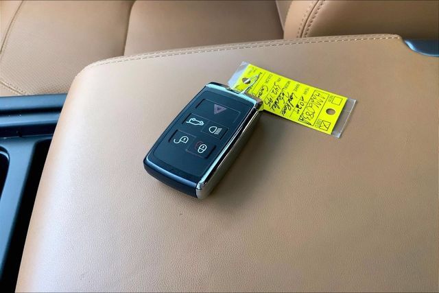 Used 2024 Land Rover Defender 110 SE AWD/4WD image 12