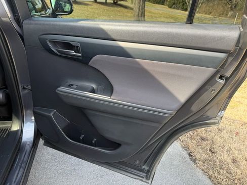 Used 2020 Toyota Highlander L image 28