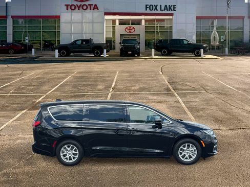 Used 2024 Chrysler Pacifica Touring FWD image 8
