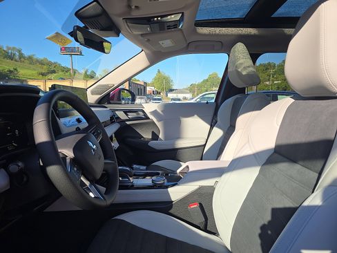 New 2025 Mitsubishi Outlander SE image 11