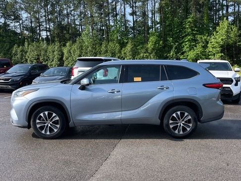 Used 2021 Toyota Highlander XLE FWD image 2